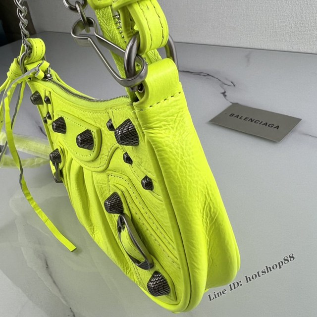 Balenciaga專櫃爆款Le Cagole單肩斜挎包機車包 巴黎世家迷你爆裂紋螢光黃銀扣半月牙腋下包 fyj1178